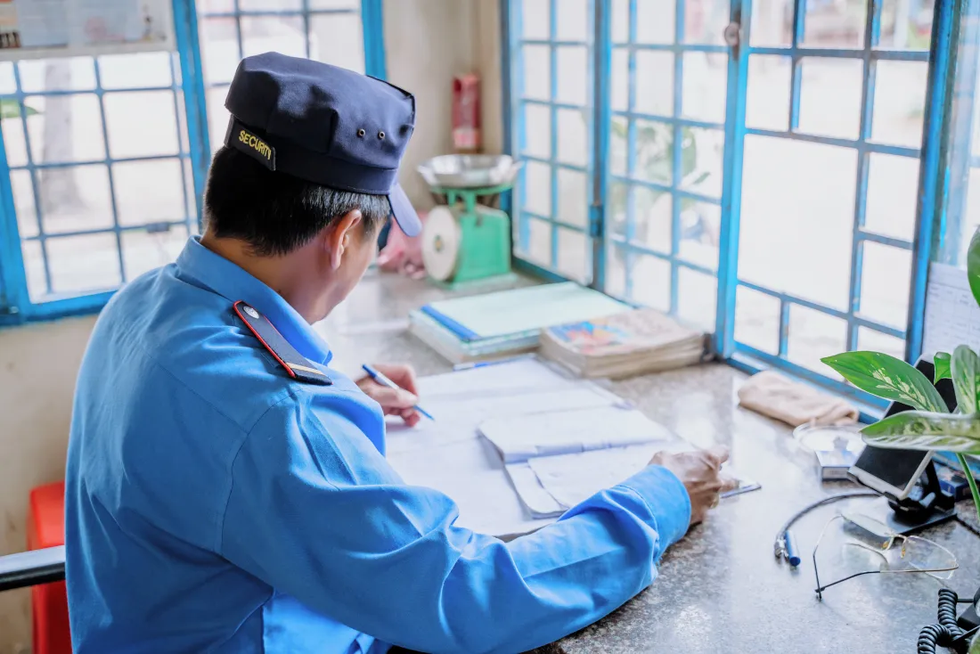 Nhân viên ANS ghi chép tại vị trí làm việc