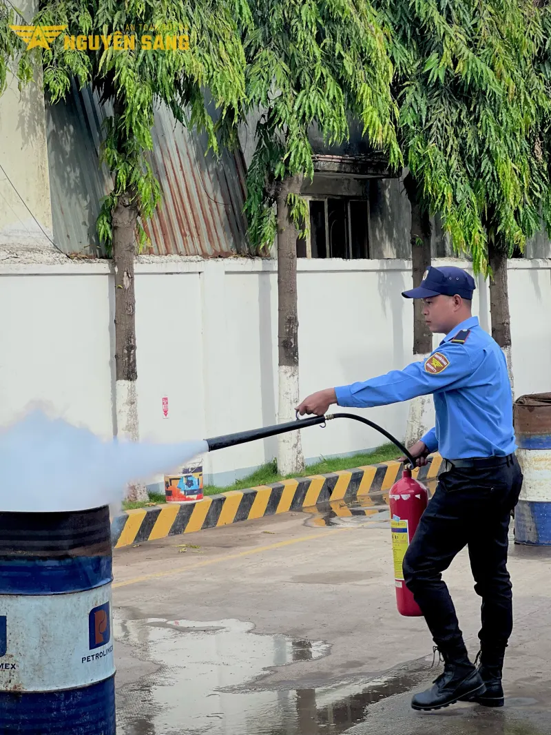 Nhân viên ANS thực hành sử dụng bình chữa cháy